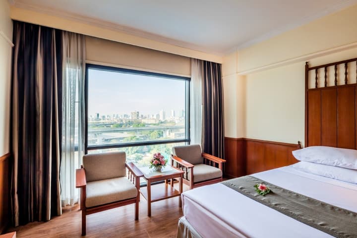 Bangkok Palace Hotel