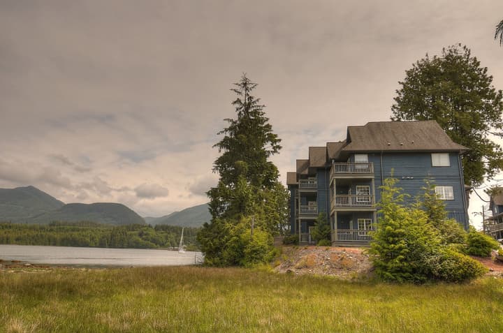 Waters Edge Shoreside Suites
