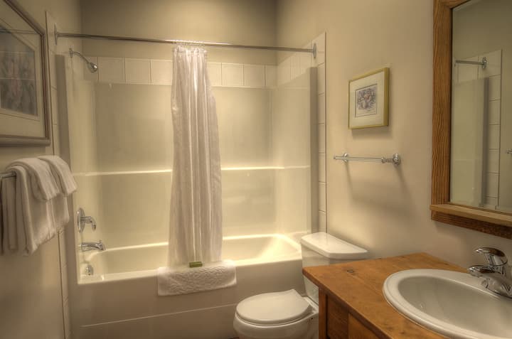 Waters Edge Shoreside Suites