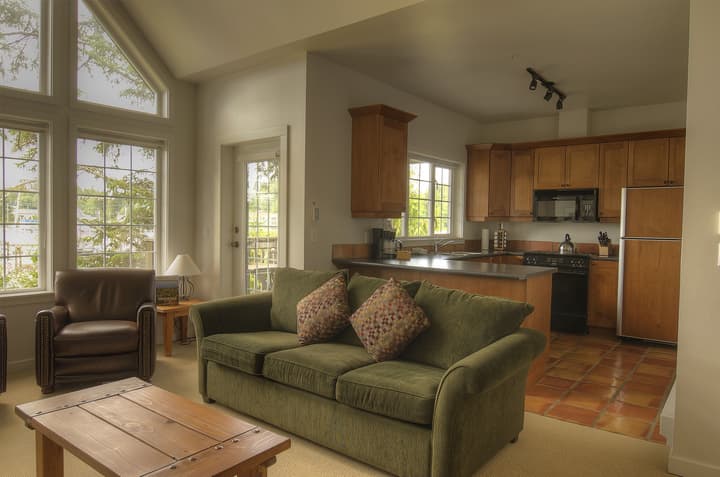 Waters Edge Shoreside Suites