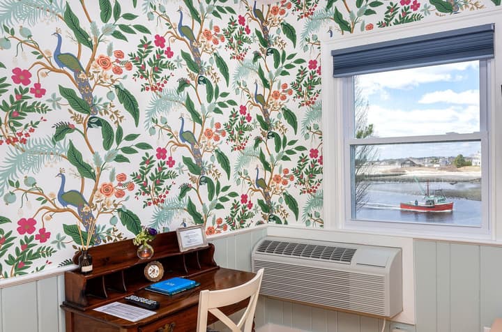 Breakwater Inn