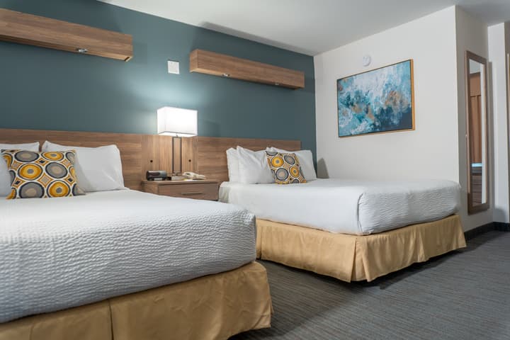 Days Inn & Suites by Wyndham Niagara Falls Centre St. By the Falls