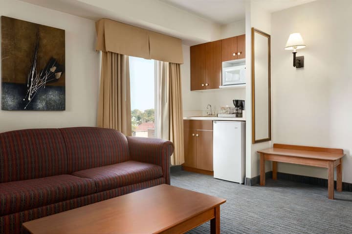 Days Inn & Suites by Wyndham Niagara Falls Centre St. By the Falls