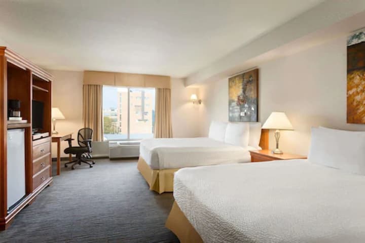 Days Inn & Suites by Wyndham Niagara Falls Centre St. By the Falls