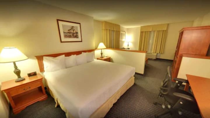 Days Inn & Suites by Wyndham Niagara Falls Centre St. By the Falls