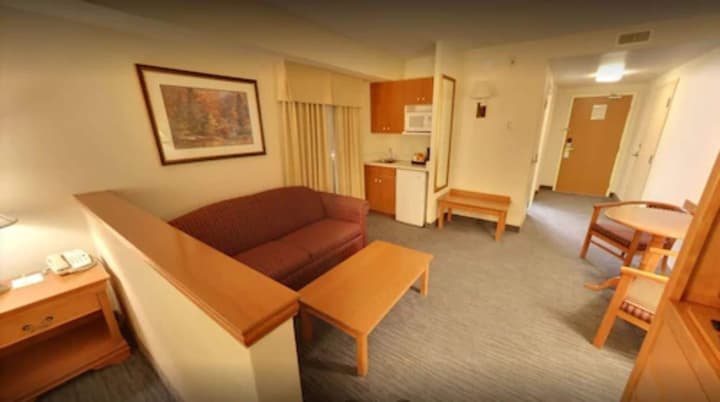 Days Inn & Suites by Wyndham Niagara Falls Centre St. By the Falls
