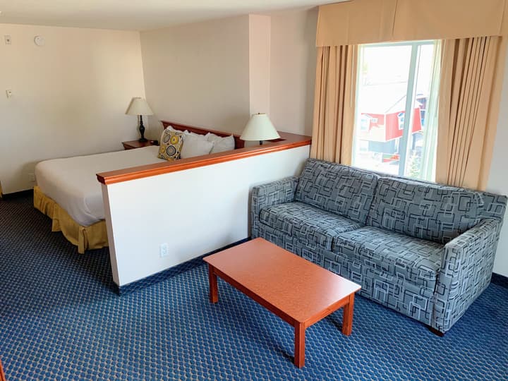 Days Inn & Suites by Wyndham Niagara Falls Centre St. By the Falls