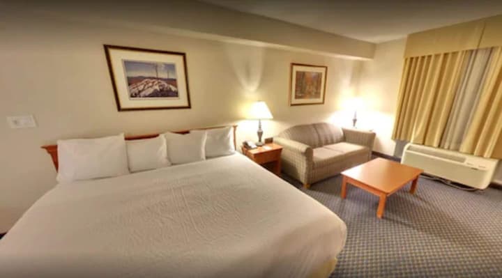 Days Inn & Suites by Wyndham Niagara Falls Centre St. By the Falls