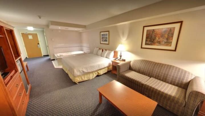 Days Inn & Suites by Wyndham Niagara Falls Centre St. By the Falls