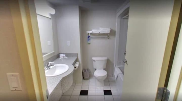 Days Inn & Suites by Wyndham Niagara Falls Centre St. By the Falls