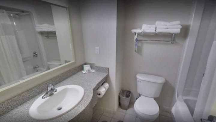 Days Inn & Suites by Wyndham Niagara Falls Centre St. By the Falls