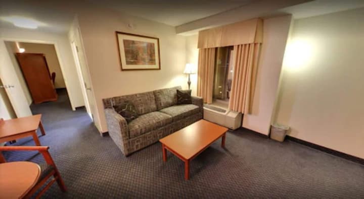 Days Inn & Suites by Wyndham Niagara Falls Centre St. By the Falls