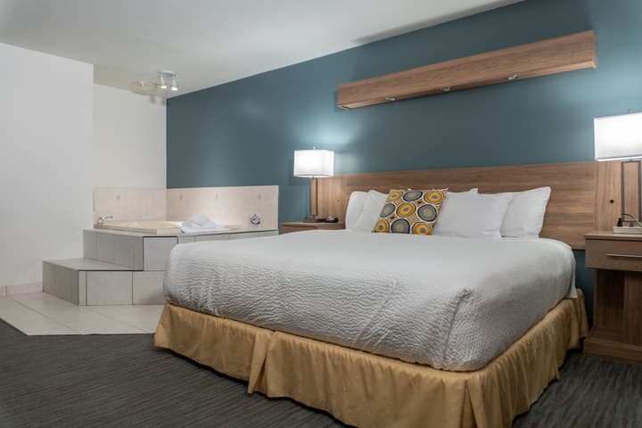 Days Inn & Suites by Wyndham Niagara Falls Centre St. By the Falls
