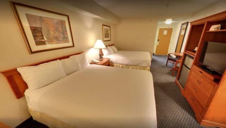 Days Inn & Suites by Wyndham Niagara Falls Centre St. By the Falls