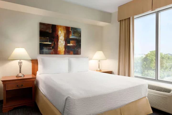 Days Inn & Suites by Wyndham Niagara Falls Centre St. By the Falls