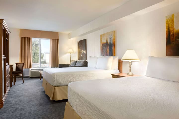 Days Inn & Suites by Wyndham Niagara Falls Centre St. By the Falls