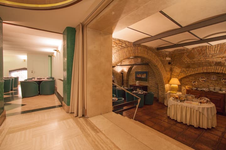 Laurentia Hotel