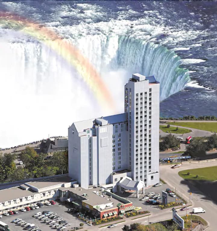 Oakes Hotel Overlooking the Falls