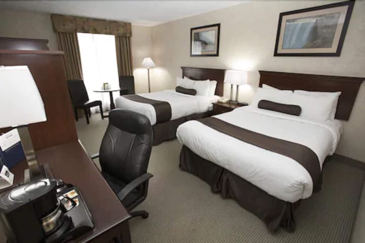 Oakes Hotel Overlooking the Falls