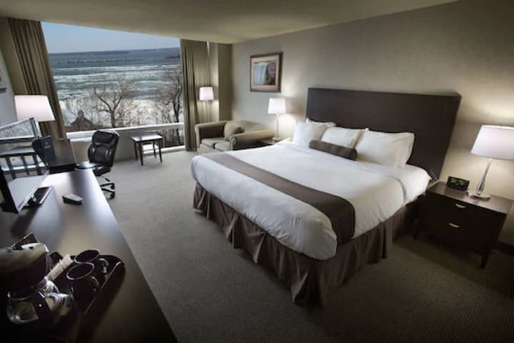 Oakes Hotel Overlooking the Falls