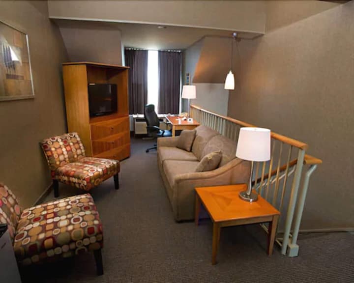 Oakes Hotel Overlooking the Falls
