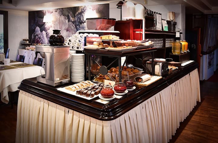 Admiral Hotel Villa Erme