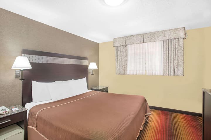 Howard Johnson by Wyndham North Bergen