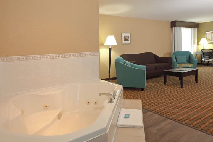 Holiday Inn Express & Suites - Vernon by IHG