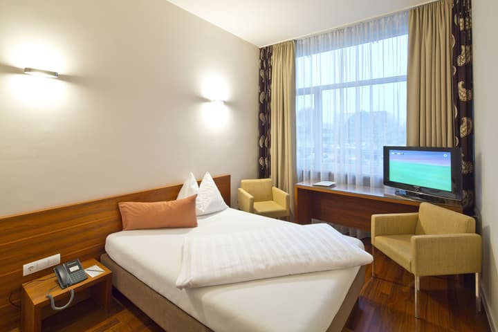 Penz Hotel West