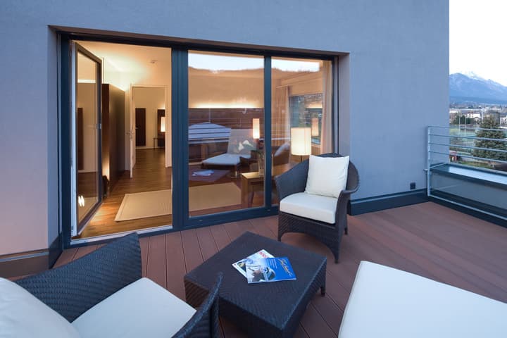 Penz Hotel West