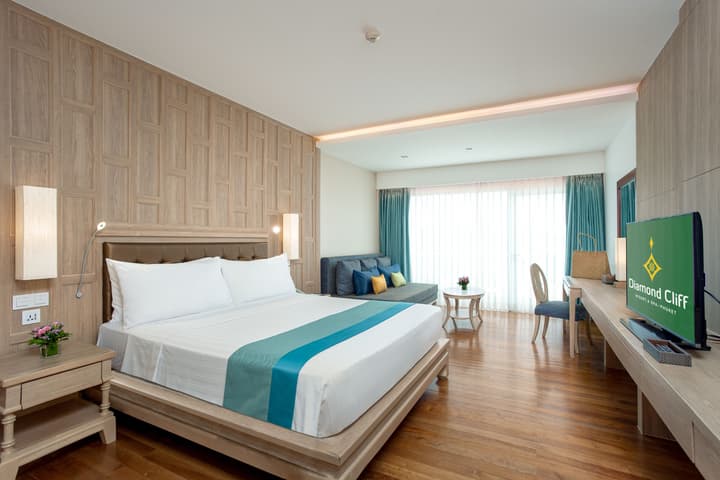 Diamond Cliff Resort & Spa, Patong Beach