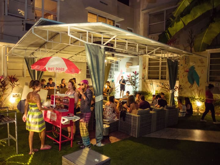 Beds n' Drinks Hostel
