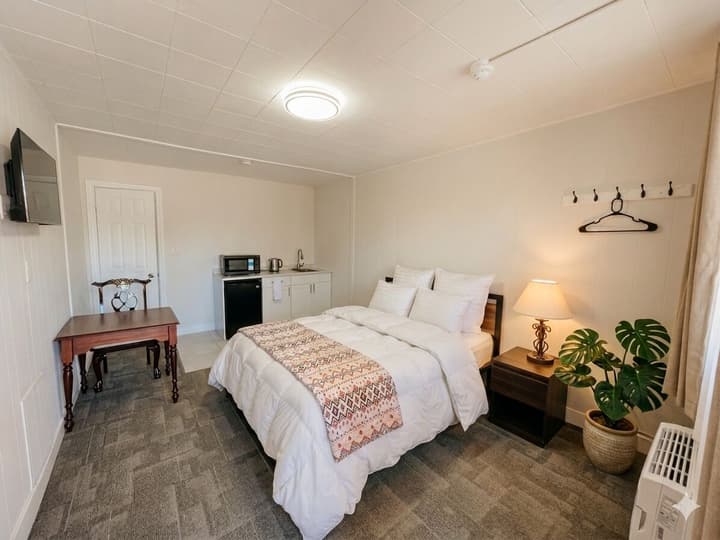 6267 Persepolis Inn
