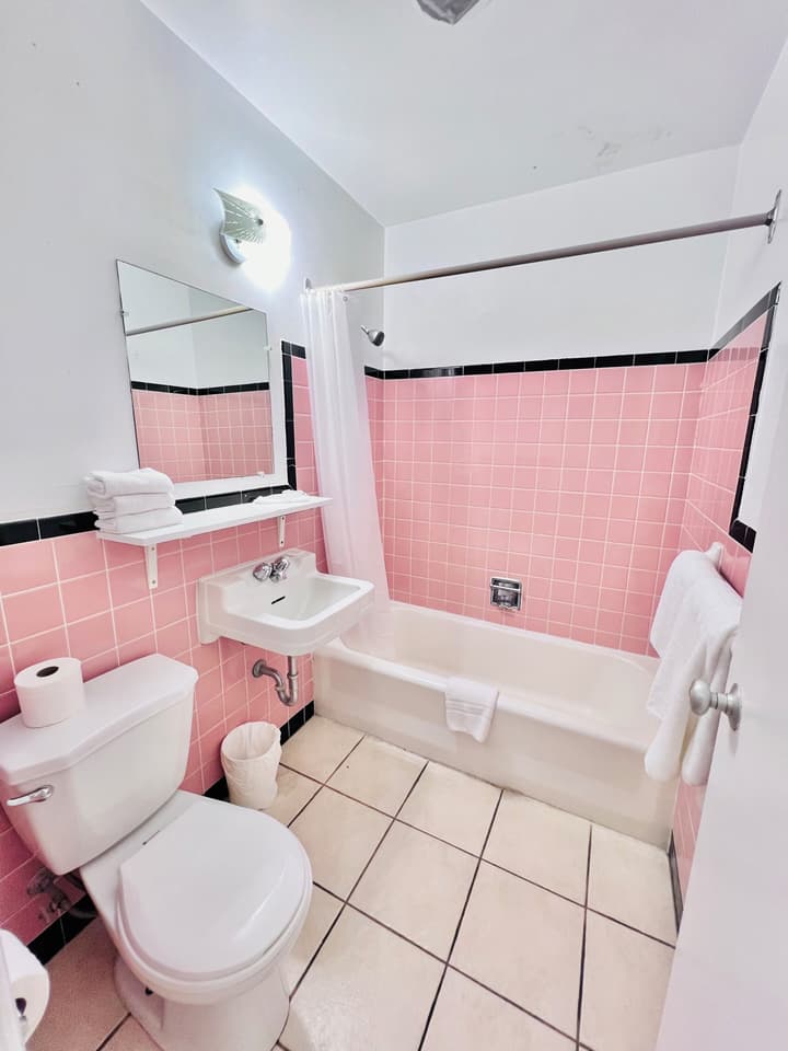 6267 Persepolis Inn