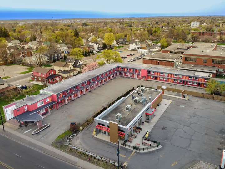 6267 Persepolis Inn