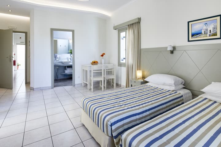 Nissos Thira Hotel