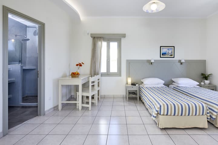 Nissos Thira Hotel