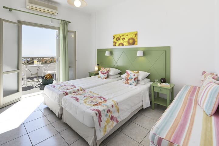 Nissos Thira Hotel