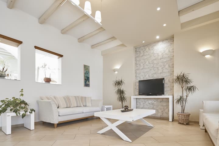 Nissos Thira Hotel