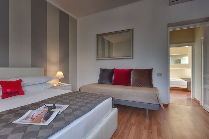 Tritone Top House