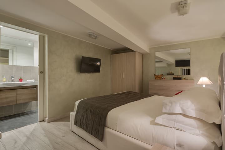 Tritone Top House