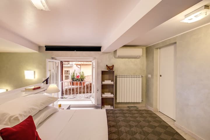Tritone Top House