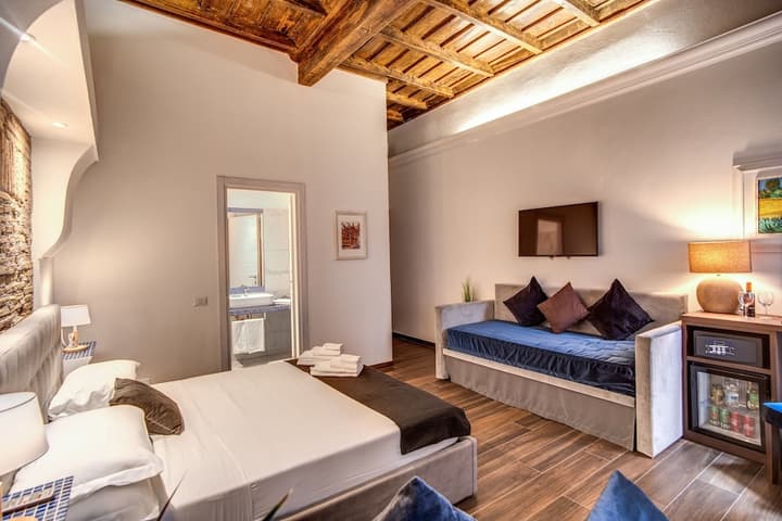 Tritone Top House