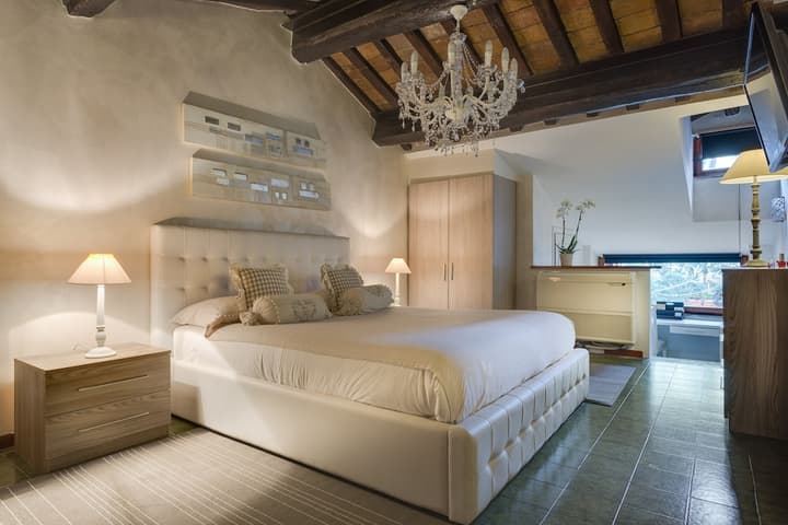 Tritone Top House