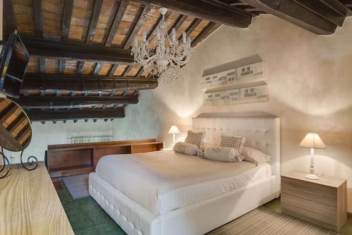 Tritone Top House
