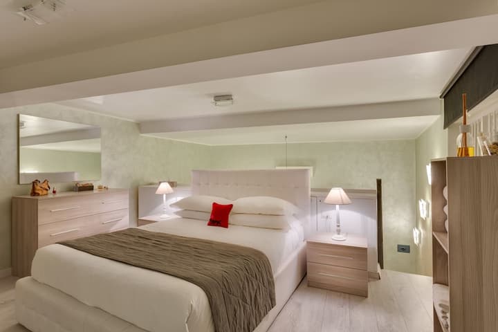 Tritone Top House