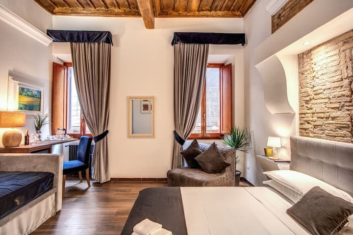 Tritone Top House