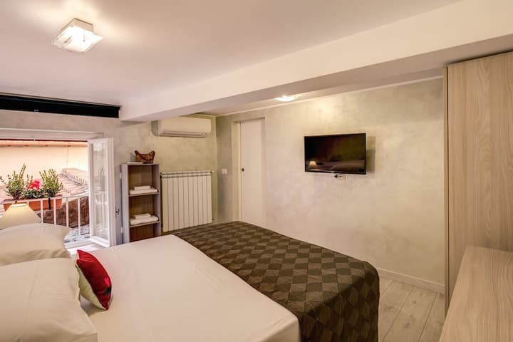 Tritone Top House