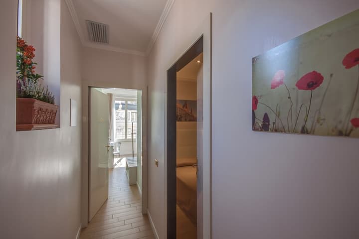 Tritone Top House