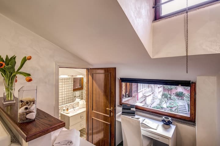 Tritone Top House